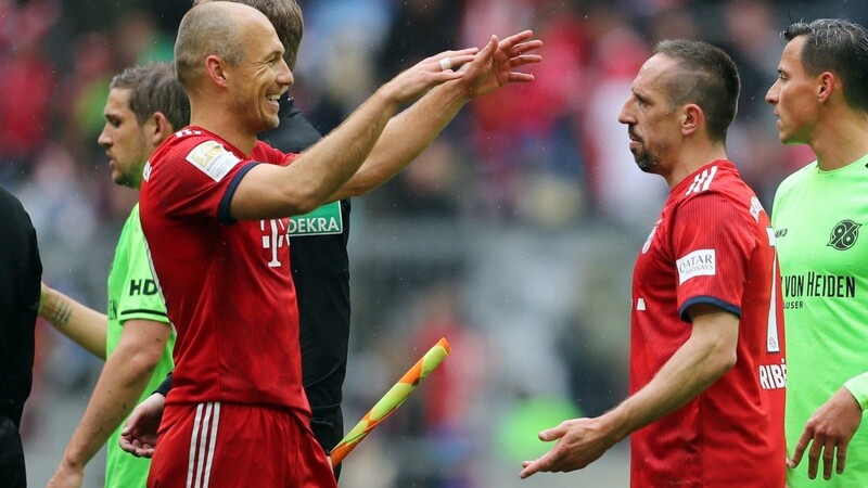 IN VOLLEN ZÜGEN genossen die Altstars Arjen Robben (l.) und Franck Ribery einen ihrer letzten Auftritte beim FC Bayern im Bundesliga-Spiel gegen Hannover 96.