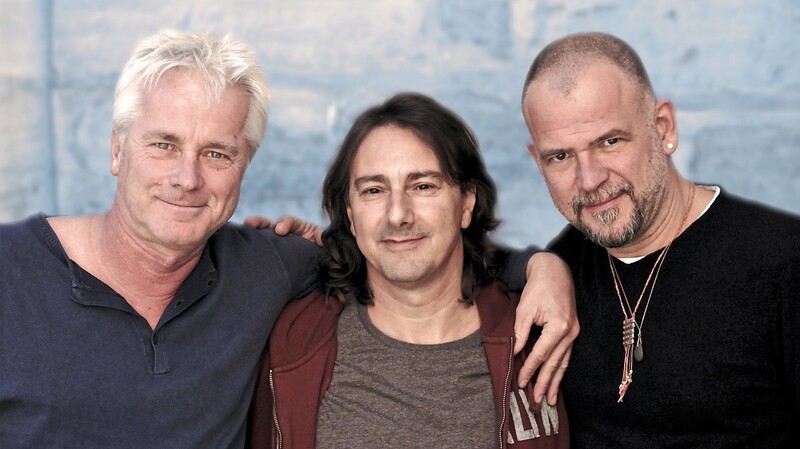 Werner Schmidbauer (links), Pippo Pollina und Martin Kälberer geben in diesem Jahr 100 Konzerte. Eins davon auf der Landshuter Ringelstecherwiese.
