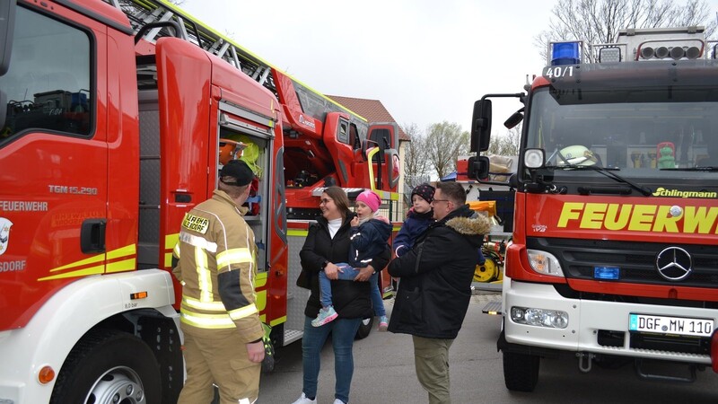 Die Technik eines Feuerwehrautos erklärten die Aktiven den Besuchern.