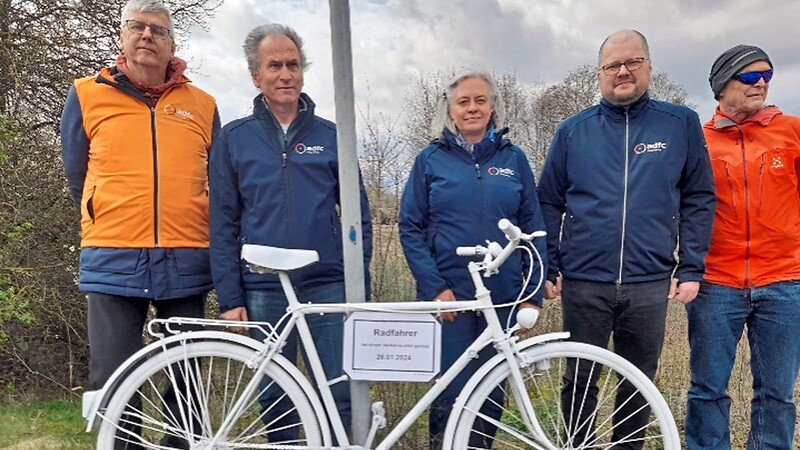 Stefan Pusch (von links), Klaus Wörle, Regine Wörle, Jürgen Bachl und Bernhard Gradl vom ADFC Regensburg hinter dem im Stadtosten aufgestellten Ghostbike.