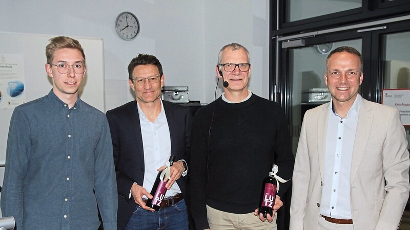 Stefan Salzinger und Bürgermeister Armin Grassinger dankten Referent Axel Kaltwasser und Mitorganisator Julian Friedrich (Kommunikation BMW Group Werk Dingolfing) mit einer kleinen Aufmerksamkeit.