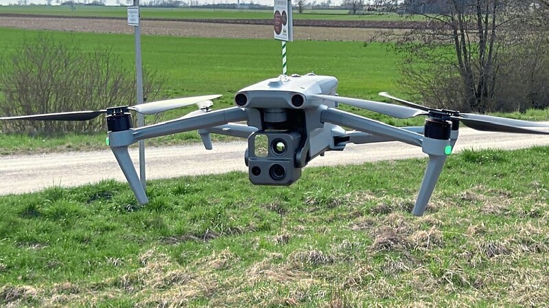 Knapp zwei Kilo wiegt die Drohne mit der Matthias Schuh und sein Team auf Feldern nach Rehkitzen Ausschau hält.