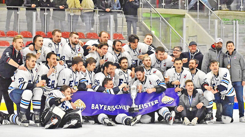 Mit nur einer Niederlage aus 23 Spielen und einem Torverhältnis von 154:53 haben die Senioren des EHC Straubing die bayerische Meisterschaft geholt und steigen in die Landesliga auf.