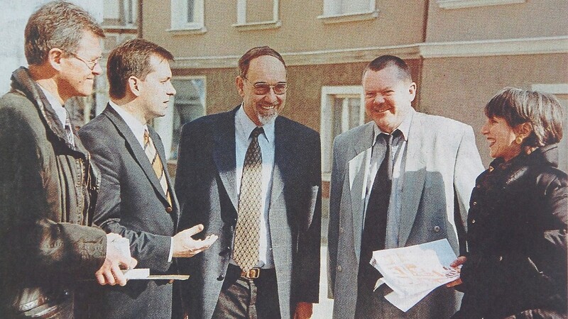 Mitte März 1999 trafen sich Landaus Stadtbaumeister Franz Hartl (v. l.) und Bürgermeister Helmut Steininger mit Regierungspräsident Dr. Walter Zitzelsberger, Abteilungsleiter Karl Röhse und Architektin Petra Schober zu einer "mehrstündigen Informationsfahrt durch Landau".