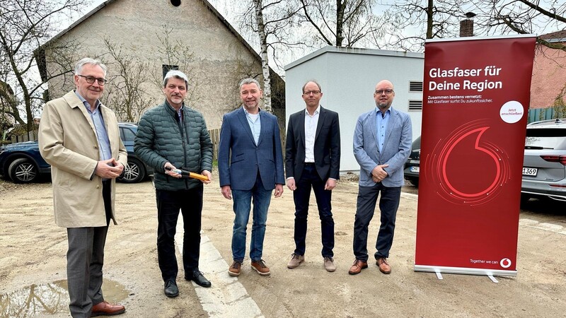Am Himmelreichweg begann vor 18 Monaten der Glasfaser-Ausbau im Zentrum. Dort wurde er nun von Rolf-Peter Scharfe, Bürgermeister Bauer, Lothar Schnelle, Harald Geßner und Arvid Stavenhagen (von links) beendet.