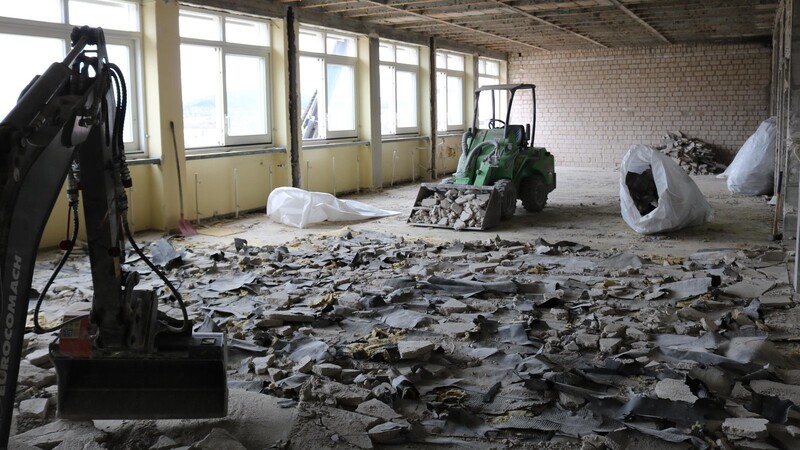 Im Inneren des Robert-Schuman-Gymnasiums sieht es aktuell ziemlich unordentlich aus. Dafür ist die Entkernung so gut wie abgeschlossen. Bis zum Schuljahr 2026/27 soll die Schule bezugsbereit sein.