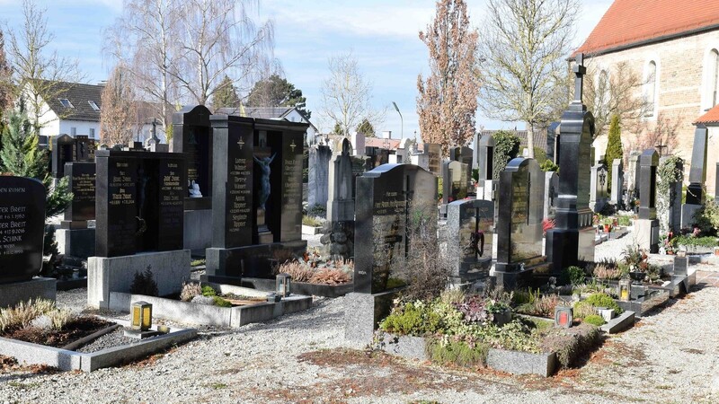 Der Moosburger Friedhof: Der CSU-Ortsverband will über eine Online-Umfrage in Erfahrung bringen, ob Menschen muslimischen Glaubens ein eigenes Grabfeld in Moosburg bekommen sollen.