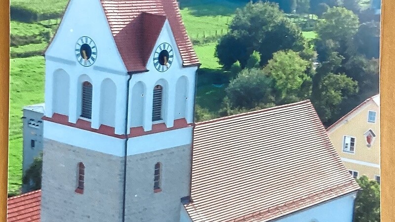 Die Pfarrkirche St. Georg in Pötzmes mit dem renovierungsbedürftigen Glockenstuhl.