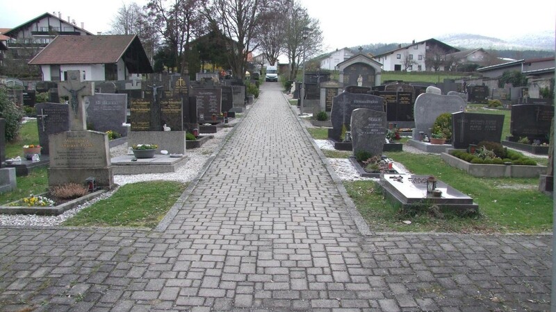 Im unteren Bereich befinden sich vereinzelt vernässte Grabstellen. Im alten und erweiterten Friedhof sollten Probebohrungen durchgeführt werden, was mit dem Gemeinderatsbeschluss zurückgestellt wurde.