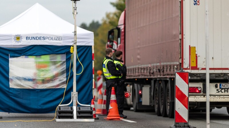 An der Grenze zwischen Polen und Deutschland kontrolliert die Bundespolizei Lastwagen.