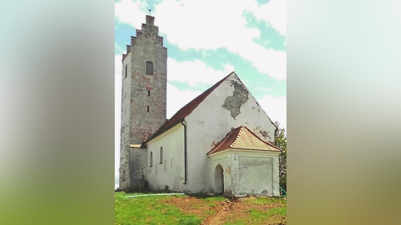 Die romanische Kirche St. Georg in Ganackersberg im Jahr 2022. Es ist das älteste sakrale Bauwerk des Landkreises. Hier hielt das "Ganackersberger Mandl" am Eingang zur Kirche die Stellung.