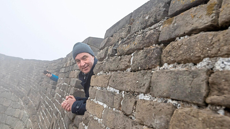 Der bayerische Ministerpräsident Markus Söder besichtigt bei Peking die Chinesische Mauer.
