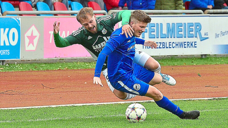 Beim 4:0-Sieg des TSV Bogen mit Tobias Haumer (in Blau) bei der SpVgg Osterhofen mit Armin Mesic schöpften die Rautenstädter Hoffnung, während die Herzogstädter das blanke Entsetzen packte.