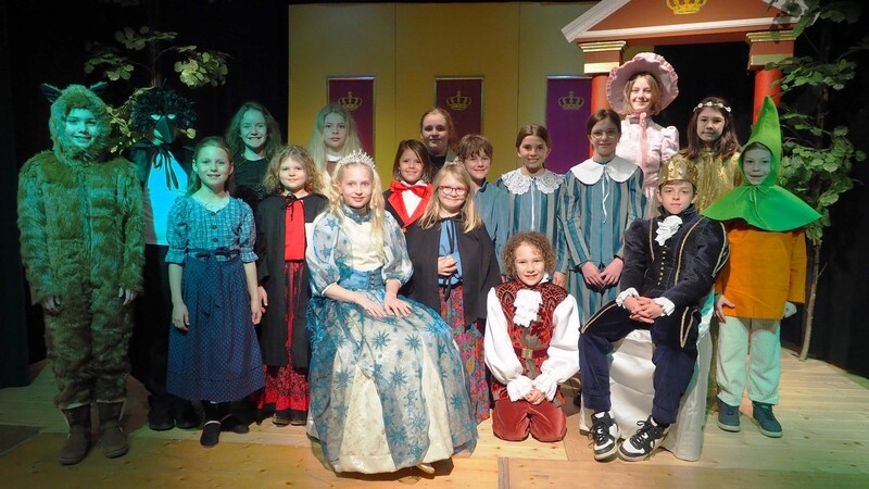 Am Samstag vor Palmsonntag probten die Kinder bereits in den wunderschönen Kostümen auf der Bühne im Dorfwirtssaal, wo "Der verzauberte Prinz" am 4. April Premiere hat.