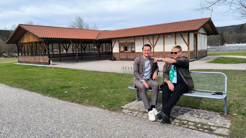 MdL Julian Preidl im Gespräch mit Bürgermeisterin Sabine Steinlechner im Kurpark.