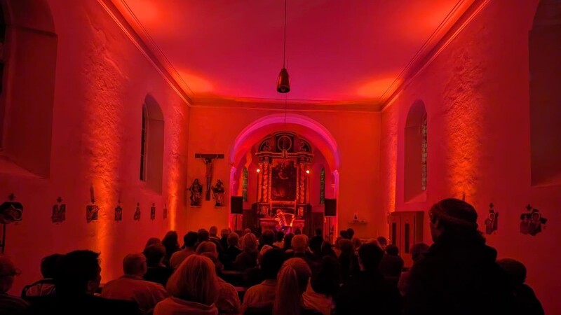 Lichtstimmungen in der Veitskirche: Alle Erwartungen sprengte am Sonntag das Konzert mit dem Akkordeonspieler Yegor Zabelov.