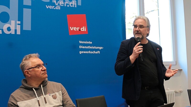 Verdi-Fachsekretär Heinz Neff (in Schwarz) erläuterte die Ziele des Warnstreiks.