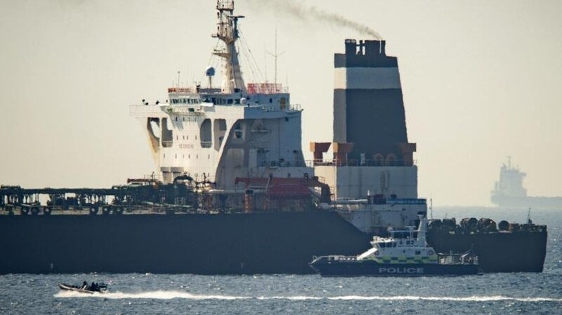 Der Supertanker "Grace 1" liegt neben einem Royal-Marine-Schiff in den Gewässern von Gibraltar. Wegen des Verdachts illegaler Öllieferungen für Syrien ist in Gibraltar der Supertanker gestoppt worden.