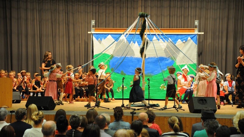 Am Ende der musikalischen Reise, die der kleine Kasimir in seinem Traum unternahm, stand Bayern. In Dirndl und Lederhose präsentierten die Kinder dabei stilecht einen Bandltanz, sehr zur Begeisterung des Publikums.
