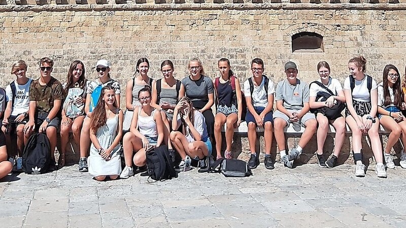Die Schüler vor der Festung in Bari.