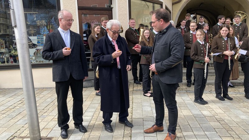 Unter den Augen von Stadtpfarrer Pater Jens Bartsch (links) zog dieses Mal tatsächlich Altbürgermeister Leo Hackenspiel (Mitte) den Kürzeren gegen den amtierenden Bürgermeister Martin Stoiber.