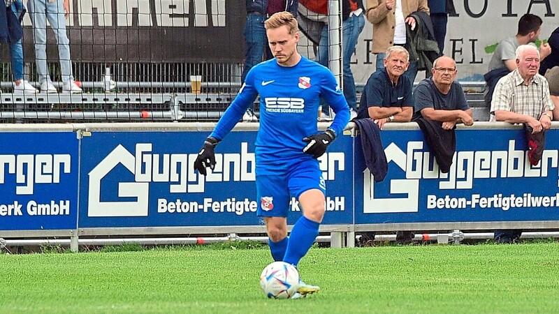 Hankofens Torwart Sebastian Maier muss sich in Würzburg zweimal geschlagen geben. Beide Treffer der Gastgeber erzielt deren Kapitän Dennie Michel.