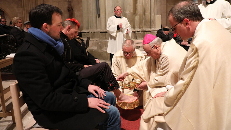Bischof Voderholzer dankte bei der Fußwaschung für den Dienst am Nächsten.