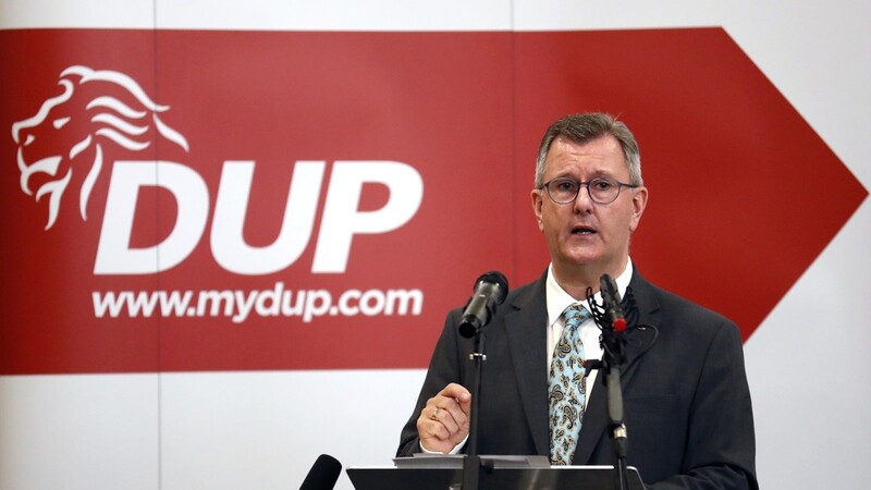 Jeffrey Donaldson tritt als Vorsitzender der Democratic Unionist Party (DUP) zurück. Ihm werden Sexualstraftaten vorgeworfen.