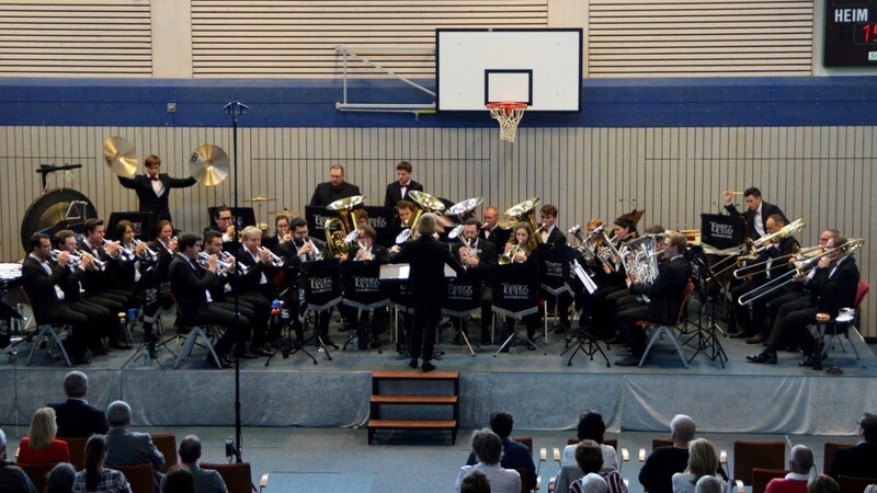 Die Brass Band Regensburg faszinierte die Gäste in der Aichbachhalle mit Stücken aus verschiedenen Epochen und Genres.