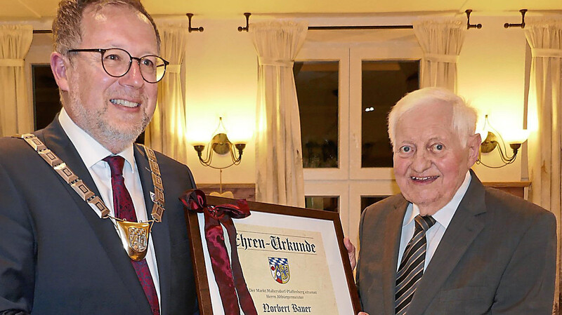 Übergabe der Urkunde zur Verleihung der Ehrenbürgerschaft an Altbürgermeister Norbert Bauer (rechts) durch Bürgermeister Christian Dobmeier, dessen Vorvorgänger Bauer war