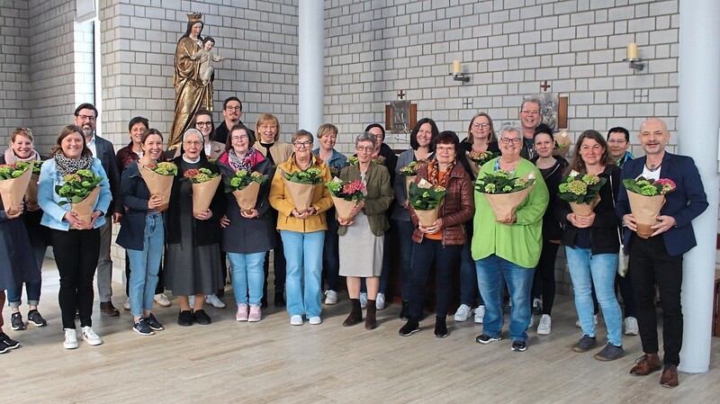 Die geehrten Mitarbeiterinnen und Mitarbeiter des Cabrini-Zentrums in Offenstetten mit dem neuen Chef, Gesamtleiter Stefan Seehofer (4. v. l.).