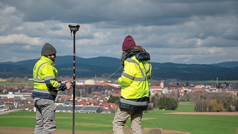 Mithilfe genauester GPS-Technik vermessen die Mitarbeiter des ALE Oberpfalz die Flurstücke bei Rötz.
