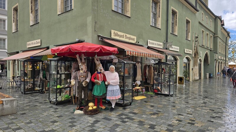 Hildegard Bergbauer am Dienstag vor ihrem Laden mit den beiden Osterhasen.