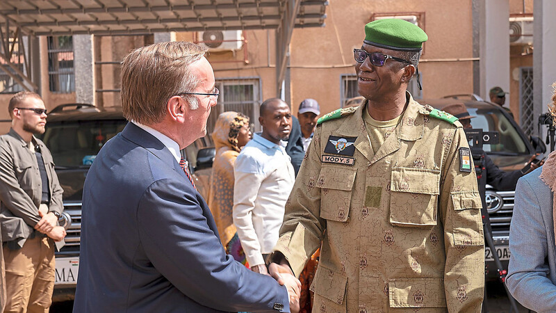 Verteidigungsminister Borius Pistorius (l.) wird von seinem nigrischen Amtskollegen Salifou Modi begrüßt. Pistorius signalisierte im Dezember bei seinem Besuch im Land Gesprächsbereitschaft.