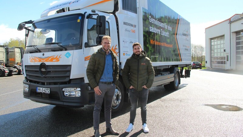 Geschäftsführer Christian Ach und Dominik Seidel, verantwortlich für Marketing und KVP-Management, sind gespannt, wie sich der neue Wasserstoff-Lastwagen im Alltag schlagen wird.