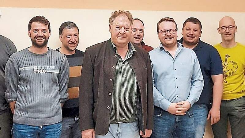 Der neue Jagdvorsteher Alexander Petschko (5. v. r.) und Stellvertreter Andreas Sturm (6. v. r.) zusammen mit dem neuen Team sowie den Jagdpächtern und dem Bürgermeister