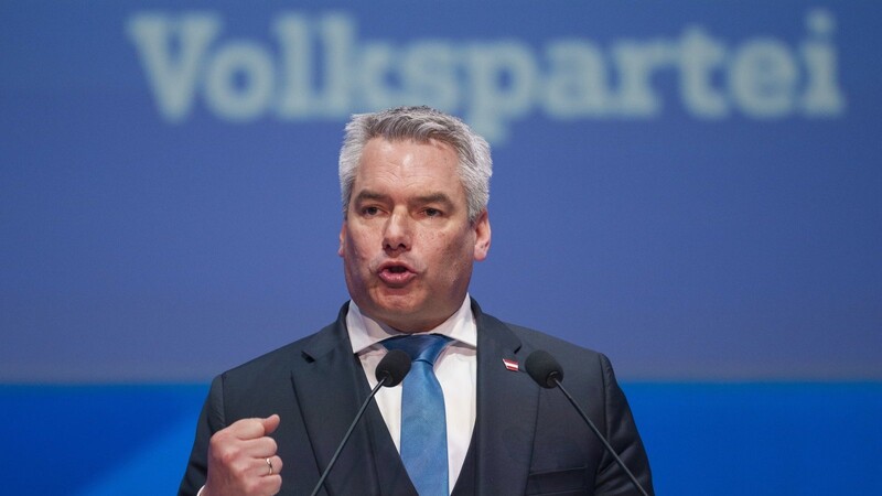 Kanzler Karl Nehammer (Bild) will die Vorwürfe als Munition gegen FPÖ-Chef Herbert Kickl nutzen.