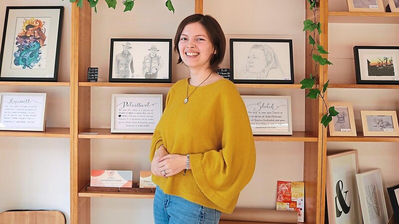 Freundlicher Laden, strahlendes Lächeln: Mit ihrem eigenen Kunstatelier hat sich für Theresa Nicklas ein Traum erfüllt. Mit Fokus auf Porträts will sie ihre Kunden glücklich machen und Erinnerungen festhalten.