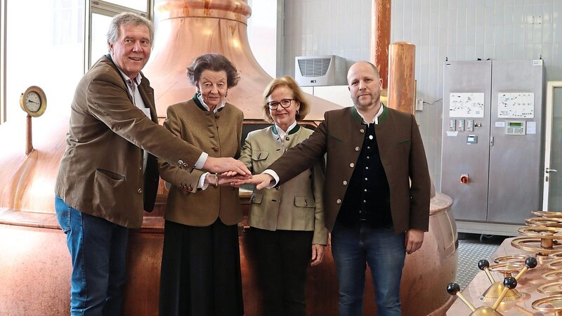 Georg Reichert, Direktor der Gräflichen Brauerei Arco-Valley (v.l.), Monica Gräfin von Arco auf Valley sowie Helene und Michael Sturm von der Brauerei Krieger in Landau