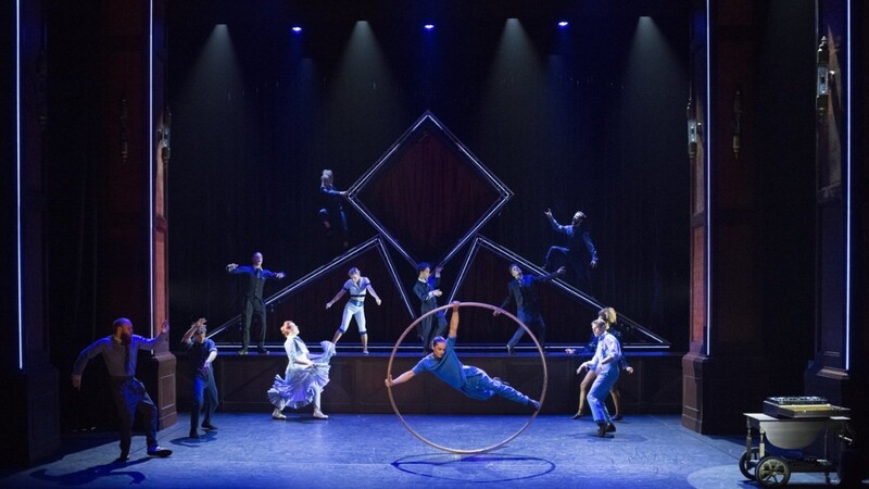 Menschen im Hotel: Das Programm des Cirque Eloize im Deutschen Theater.