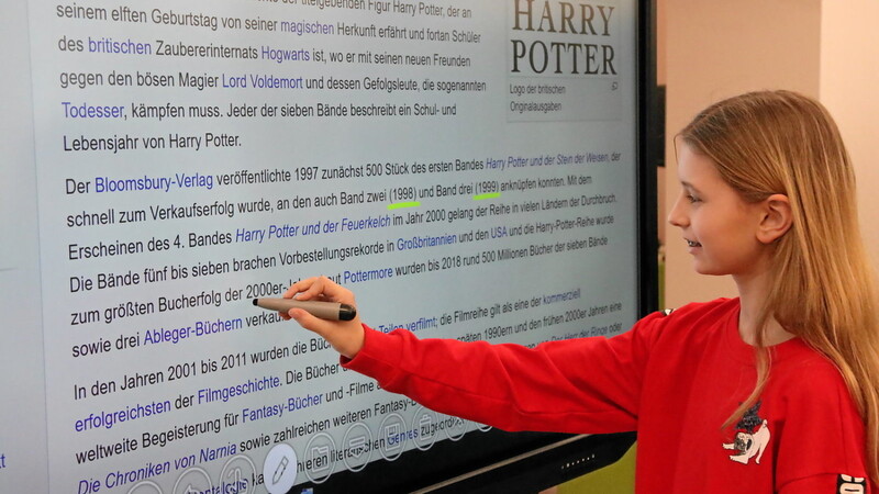 Ursulinen-Schülerin Heidi Bindhammer am überdimensionalen Bildschirm bei der Recherche zu Harry Potter: Jedes Klassenzimmer des Gymnasiums hat Wlan und eine digitale Ausstattung. Nach und nach werden digitale Screenboards wie im Bild angeschafft - das Modernste, was es derzeit für Schulen auf dem Markt gibt.