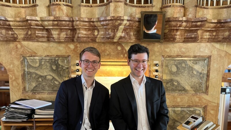Der Organist Tom Zilbauer (links) und der Baritonsänger Raphael Ernst geben am 28. April in der Stadtpfarrkirche ein Benefizkonzert zugunsten der Sanierung des Dachstuhls von St. Salvator.
