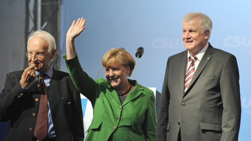 Edmund Stoiber (l., CSU) soll laut den posthumen Memoiren des CDU-Politikers Wolfgang Schäuble 2015 einen Anlauf unternommen haben, Kanzlerin Angela Merkel (M., CDU) zu stürzen. Unter dem damaligen CSU-Chef Horst Seehofer (r.) kam es im Konflikt um den Massenansturm von Flüchtlingen zum Beinahe-Bruch zwischen CDU und CSU.