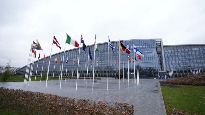 Die Flaggen der Mitgliedsstaaten flattern im Wind vor dem Nato-Hauptquartier in Brüssel.