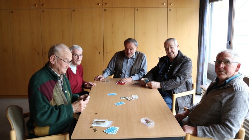 Die Senioren spielen gerne zusammen. Es ist eine tolle Möglichkeit sich auszutauschen und gemeinsam Zeit zu verbringen.