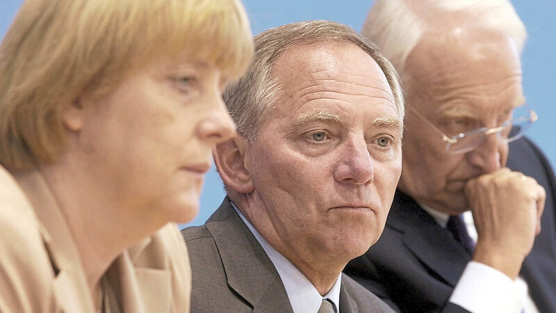 Der Asylkurs von Angela Merkel war vielen zu liberal. Auch Wolfgang Schäuble (M.) und der CSU. Ihr ehemalige Vorsitzender Edmund Stoiber soll damals im Hintergrund die Strippen für einen Kanzlerputsch gezogen haben - und ist damit gescheitert.