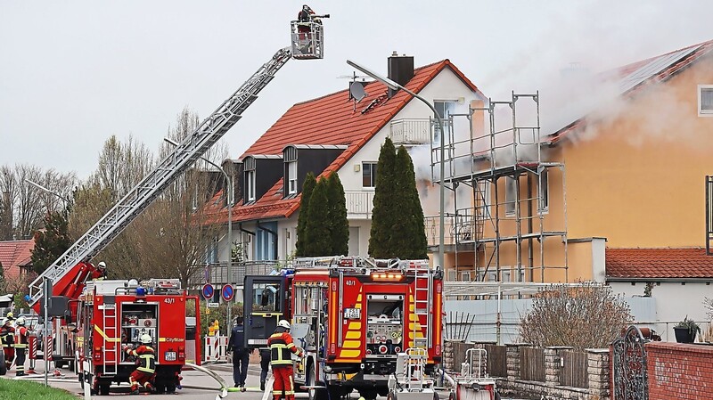 Gleich vier Einsatzfahrzeuge der Moosburger Feuerwehr mussten am Mittwoch kurz vor Mittag ausrücken, um in der Driescherstraße einen Wohnungsbrand mit starker Rauchentwicklung zu bekämpfen.