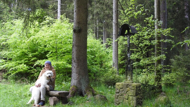 Josef Berger und Hund "Liesl" waren bei einigen Wandertouren, wie hier durch den Dürnbucher Forst, mit von der Partie.