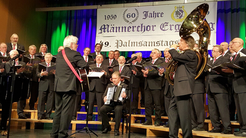 Der Männerchor Ergolding mit Heinz Schmidt am Akkordeon, Klaus Brödl am Sousaphon und Chorleiter Heinrich Wannisch an der Gitarre beim dem Lied Fürstenfeld.
