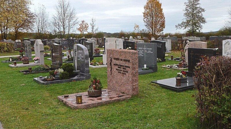 In der Gemeinderatssitzung wurde der Wunsch vorgetragen, im Gemeindefriedhof mehr Ruhebänke aufstellen zu lassen.